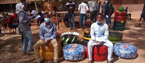 Bobo-Dioulasso : Ces étudiants qui recyclent les pneus usés en meubles de maison
