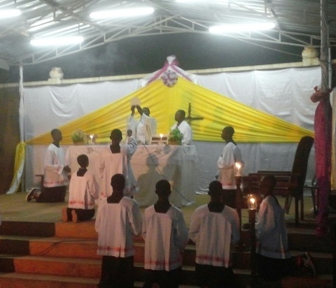 Célébration de la veillée pascale : les fidèles catholiques ont commémoré la résurrection du Christ à Bobo-Dioulasso