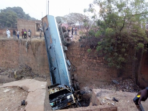 Bobo-Dioulasso : Un camion citerne finit sa course dans le marigot Houet