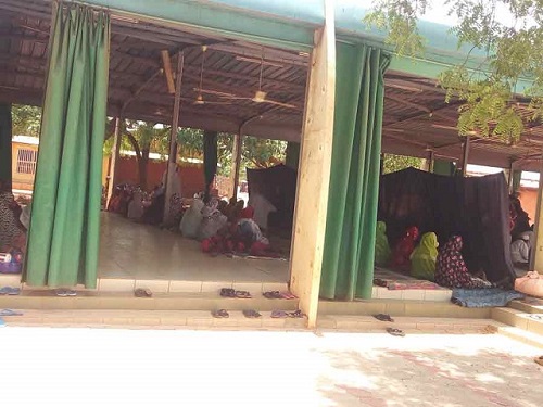 Covid-19 : La distanciation sociale peine à être respectée à  la grande prière de la mosquée de Dioulassoba 