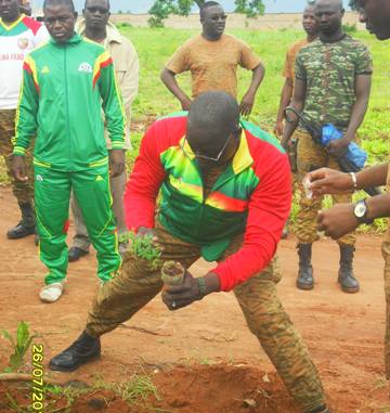 Bobo- Dioulasso : Les militaires ont mis en terre 1250 plantes 