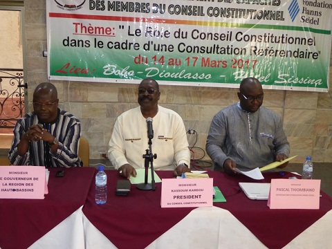 Consultation référendaire : Des membres du Conseil constitutionnel en formation