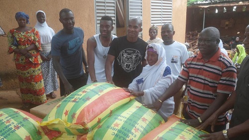 Bobo-Dioulasso : Le footballeur Charles Kaboré a fait don de vivres à des personnes vulnérables