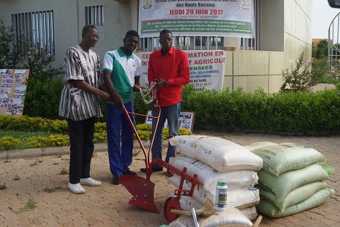 Installation des jeunes agriculteurs à Bobo-Dioulasso : Le conseil régional des Hauts-Bassins a offert des kits d’une valeur d’environ 11 000 000 de francs CFA