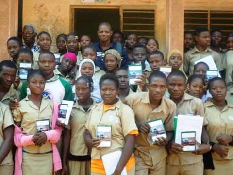 Bobo-Dioulasso : 60 « nouvelles du Kuntara » pour les élèves du Lycée municipal Vinama Djribril Tiemounou
